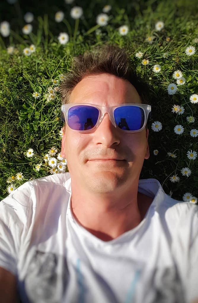 lucas tussen de bloemen